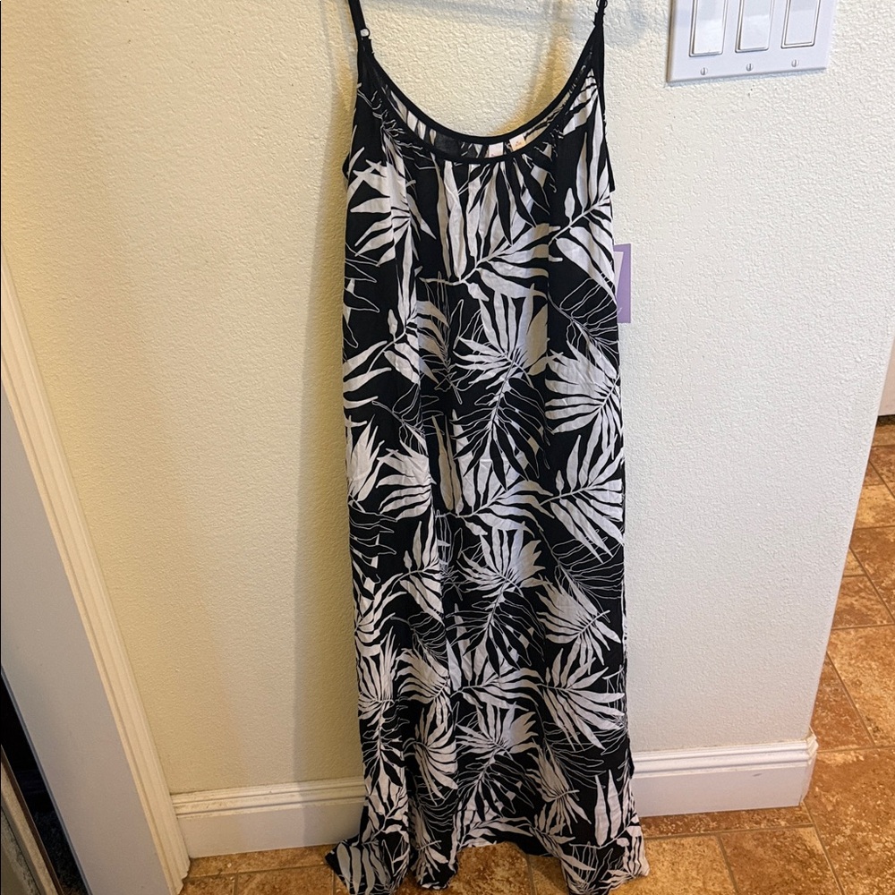 Black and White Leaf Print Maxi Dress